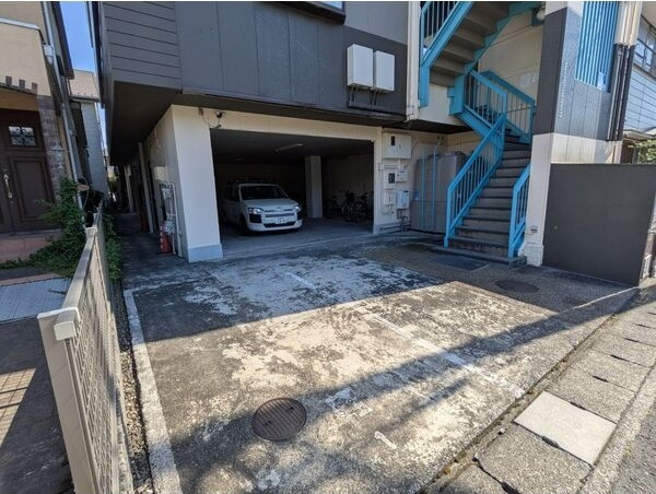 シンコーハイツの駐車場