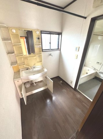 山武郡九十九里町片貝　中古戸建の独立洗面台|九十九里片貝海岸まで車約3分　平成9年9月築 ４LDK 閑静な立地  駐車2台可能
