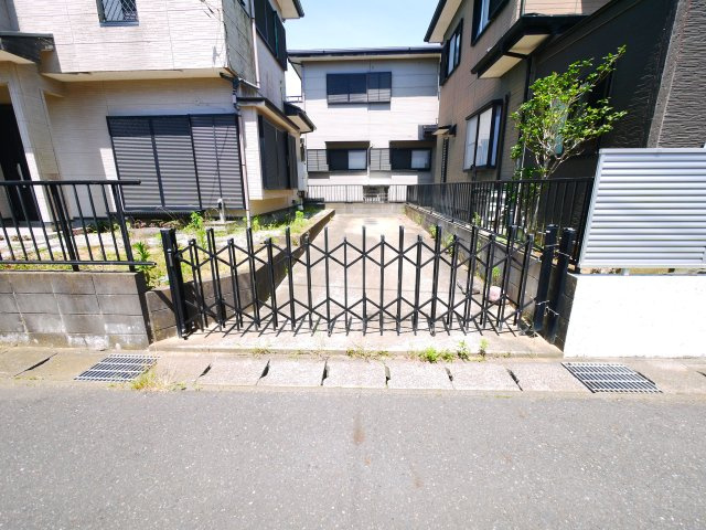山武郡九十九里町片貝　中古戸建の駐車場|九十九里片貝海岸まで車約3分　平成9年9月築 ４LDK 閑静な立地  駐車2台可能