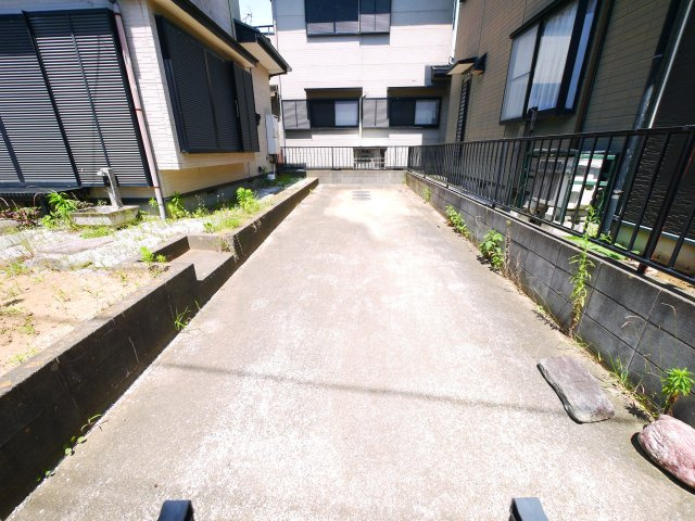 山武郡九十九里町片貝　中古戸建の駐車場|九十九里片貝海岸まで車約3分　平成9年9月築 ４LDK 閑静な立地  駐車2台可能