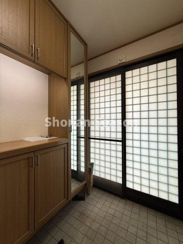 【現地画像あり】中郡大磯町石神台１丁目　中古戸建　63.53坪の玄関|家族の靴もたっぷり収納可能な「シューズボックス」完備◎