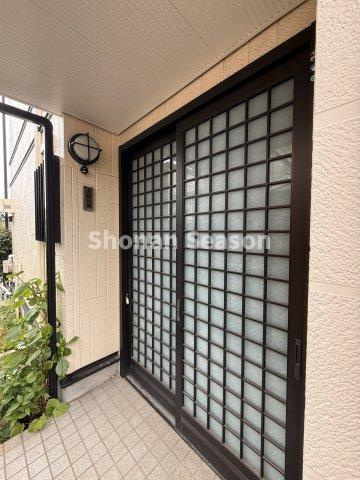 【現地画像あり】中郡大磯町石神台１丁目　中古戸建　63.53坪の玄関|両手に大きな荷物や買い物袋を持っている時でもスムーズな引き戸玄関◎