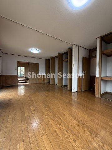 【現地画像あり】中郡大磯町石神台１丁目　中古戸建　63.53坪の洋室|家族団らんの場としても活用できる14.5帖の洋室♪