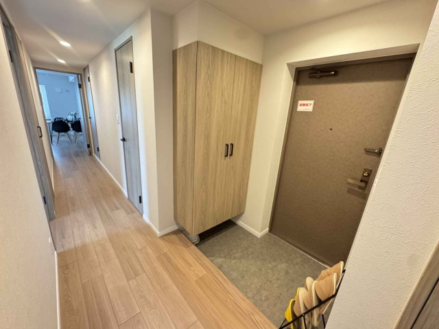 すっきりとした空間で来客を迎えられ、廊下へ続く開放感が住まいの第一印象を高めます。
