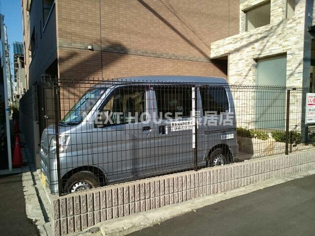 イーリス　ウィステリアの駐車場