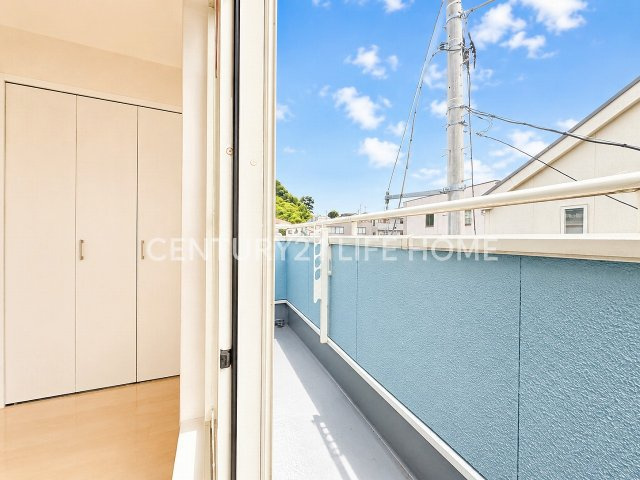 【バルコニー】 | ＪＲ京浜東北線「鶴見」中古戸建 | 暖かな日差しのふりそそぐバルコニー