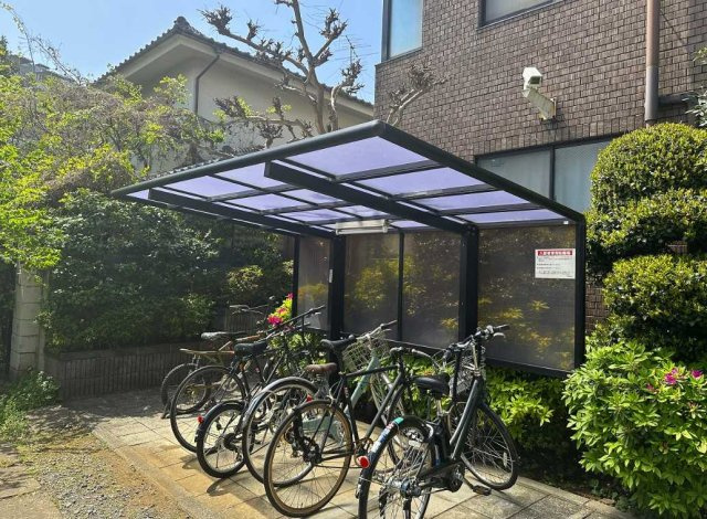 ローズカーデン中里　角部屋　オートロック　トランクルームのエントランス