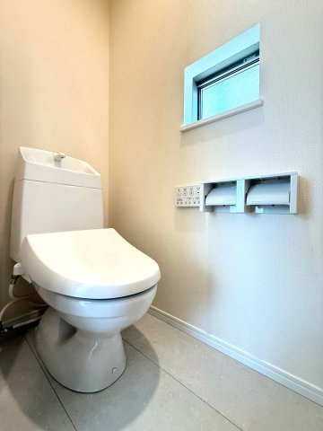  沼津市原380番　新築戸建　全2棟 B号棟のトイレ|各階にトイレがあるため、朝の支度もスムーズにすすみます。