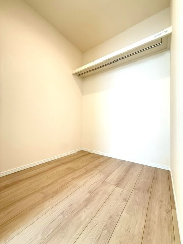  沼津市原380番　新築戸建　全2棟 B号棟の洋室|WIC付きの居室。家族の衣類などしっかり収納できます。