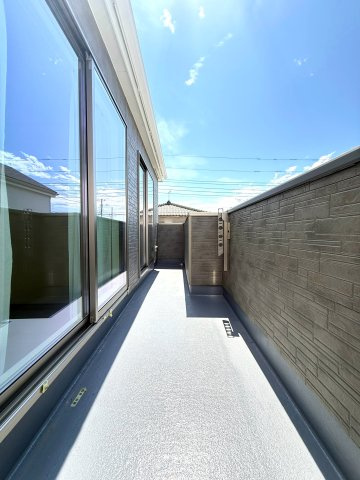  沼津市原380番　新築戸建　全2棟 B号棟のバルコニー|大きなお洗濯物があっても安心のバルコニー。