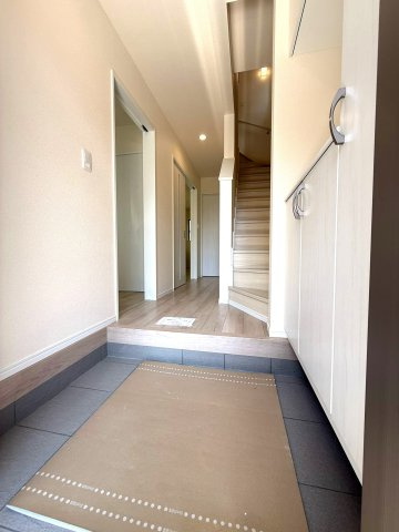  沼津市原380番　新築戸建　全2棟 B号棟の玄関|玄関ドアをあけると白を基調とした空間が広がります。