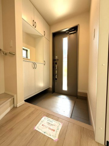  沼津市原380番　新築戸建　全2棟 B号棟の玄関|収納力のあるシューズボックスにはご家族みんなも靴がスッキリ収納できます。
