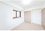 【洋室】 | 朝日パリオ上福岡　(ふじみ野店) | 洋室4.9帖：南からの日差しが差し込む2面採光のお部屋です。