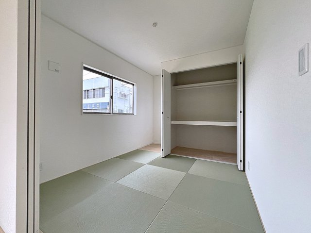 新築戸建・新築建売　矢吹町中町第2　矢吹小・矢吹中の和室|畳のぬくもりが心地いい和室。リビングから見守ることができ、お子様のお昼寝や遊び場に最適です！