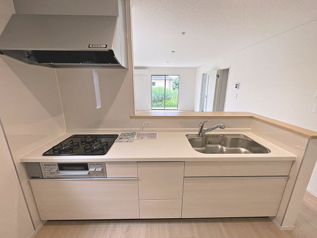 新築戸建・新築建売　矢吹町中町第2　矢吹小・矢吹中のキッチン|カウンター越しに会話が弾み、家族とのつながりを感じられる対面キッチンです！