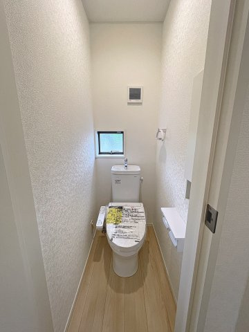 新築戸建・新築建売　矢吹町中町第2　矢吹小・矢吹中のトイレ|白を基調としており小窓で換気ができるので清潔感のある空間。ペーパーホルダーが2つあるのも便利です！
