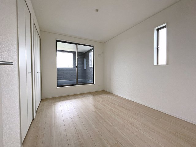 新築戸建・新築建売　矢吹町中町第2　矢吹小・矢吹中の洋室|6帖の洋室はバルコニーに面しており大きな窓から日差しが入るので気持ちの良いプライベート空間です！