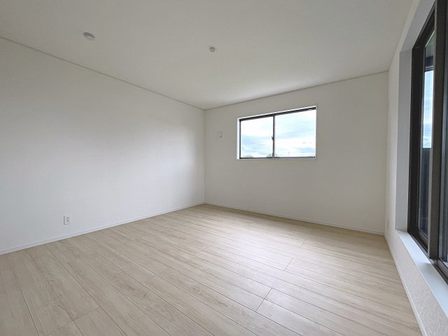 新築戸建・新築建売　矢吹町中町第2　矢吹小・矢吹中の洋室|こちらからもバルコニーへ出入りが可能です！落ち着きのある空間で自分だけのプライベートな時間をお過ごしください！