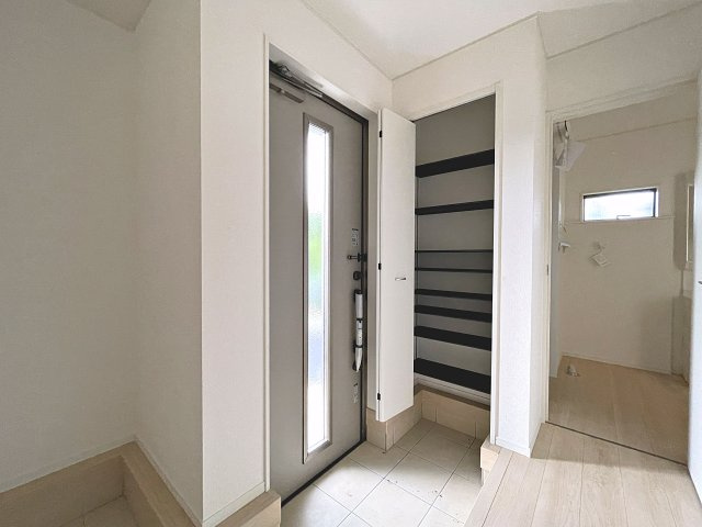 新築戸建・新築建売　矢吹町中町第2　矢吹小・矢吹中の玄関|大容量のシューズボックスがあり収納豊富な玄関スペース。玄関ドアから日差しが入り明るいです！
