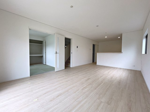 新築戸建・新築建売　矢吹町中町第2　矢吹小・矢吹中の居間・リビング|18帖のLDKは隣の和室と合わせると23帖の開放的な空間！ゆったりスペースは家族団らんの場！