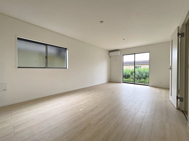 新築戸建・新築建売　矢吹町中町第2　矢吹小・矢吹中の居間・リビング|太陽の日差しが気持ちの良いリビングは広々としているので家具を設置してもゆとりがあります！