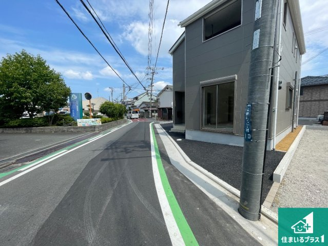 八尾市安中町　第2期　新築一戸建ての前面道路含む現地写真|周辺は閑静な住宅街！前面道路広々で車の出し入れも便利です。駐車が苦手な方でも安心して車庫入れできます！