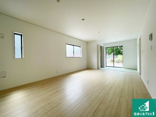 八尾市安中町　第2期　新築一戸建ての居間・リビング|日当たり良好の明るいリビングで朝の目覚めもスッキリできそう！対面キッチンでご家族のコミュニケーションも自然と増える設計！小さなお子様が遊ぶスペースを作っても広々とくつろげるLDK！