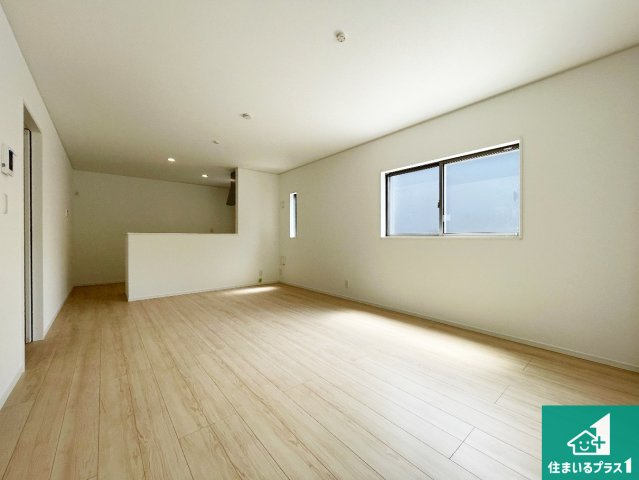 八尾市安中町　第2期　新築一戸建ての居間・リビング|シンプルなリビングは、観葉植物等のインテリアを楽しめますね！パパ好みにも、ママ好みにも家具次第で雰囲気を変えることができます！