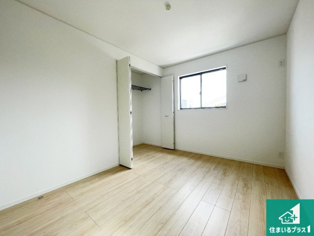 八尾市安中町　第2期　新築一戸建ての洋室|シンプルな洋室は、自分好みのインテリアが楽しめます♪ご家族とインテリアや家具を選びに行くのは物件購入時の醍醐味の一つです。ぜひお楽しみください♪