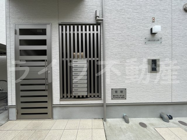 GRANDIR衣摺のエントランス|落ち着いたエントランスです
