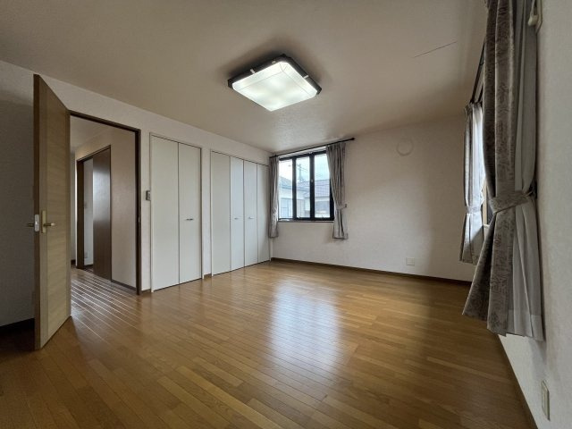 「大手ハウスメーカー施工」高知市長浜　中古一戸建ての洋室|家具のレイアウトがしやすい、ゆとりある広さの洋室です。