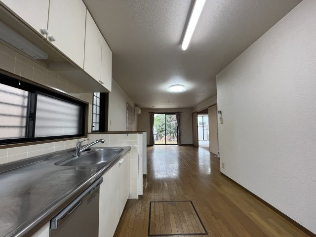 「大手ハウスメーカー施工」高知市長浜　中古一戸建てのキッチン|リビング全体を見渡せる開放的な空間。家族との会話も自然と弾みます。