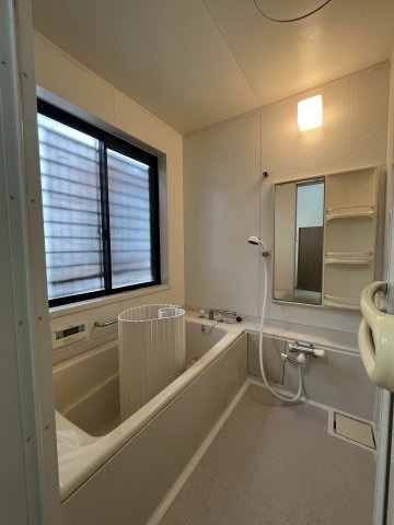 「大手ハウスメーカー施工」高知市長浜　中古一戸建ての浴室|窓付きで換気もスムーズ。ゆったりと一日の疲れを癒せるバスルームです。