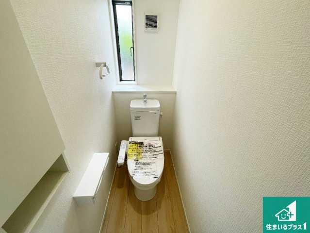 八尾市安中町　第2期　新築一戸建てのトイレ|1・2階の2ヶ所にあるので、朝の忙しい時間の順番待ちもなく、深夜の利用にも大変便利です。