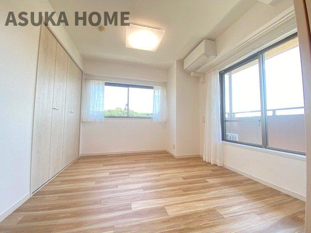 ラディエンス関内南の洋室|大きな窓からたっぷりの日差しが降り注ぐ明るい室内です。目覚めの良い朝を迎えられそうですね。