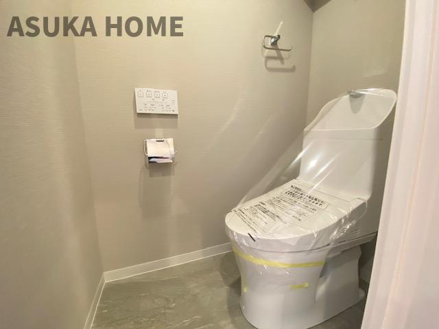 ラディエンス関内南のトイレ|新規交換済！温水洗浄便座のトイレ設備です。トイレ内にはあると便利なタオルかけも完備。