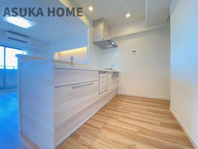 ラディエンス関内南のキッチン|キッチンからバルコニーまで見渡せる贅沢な空間です。気持ち良く家事ができますね