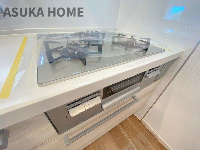 ラディエンス関内南のキッチン|三つ口コンロは一度に複数調理が出来るので、家事の時短になりますね。