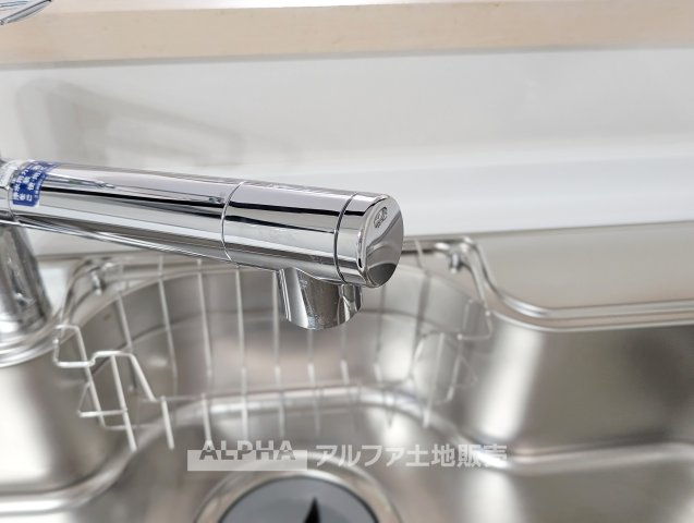 あきる野市下代継　中古戸建のキッチン|【Water cleaner】
◆浄水器◆蛇口から流れ出すお水はクリーンでいつも楽しめます。また浄水器内臓シャワー混合栓なので場所取らずのスッキリとしたスタイルです。