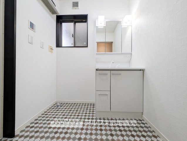 あきる野市下代継　中古戸建のランドリースペース|【Laundry space】
◆ランドリースペース◆洗濯機まわりにゆとりのある設計。浴室換気乾燥機を備えているため、天候を気にせず洗濯ができ、忙しい毎日の家事負担を軽減してくれます。