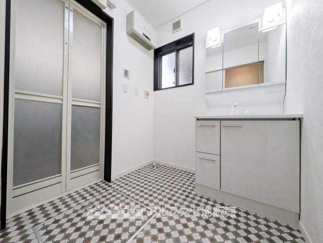 あきる野市下代継　中古戸建の独立洗面台|【Powder room】
◆独立洗面台◆身支度がはかどる独立洗面台を採用。鏡まわりや下部収納を活用することで、日用品を整理しやすく清潔感のある空間を保てます。