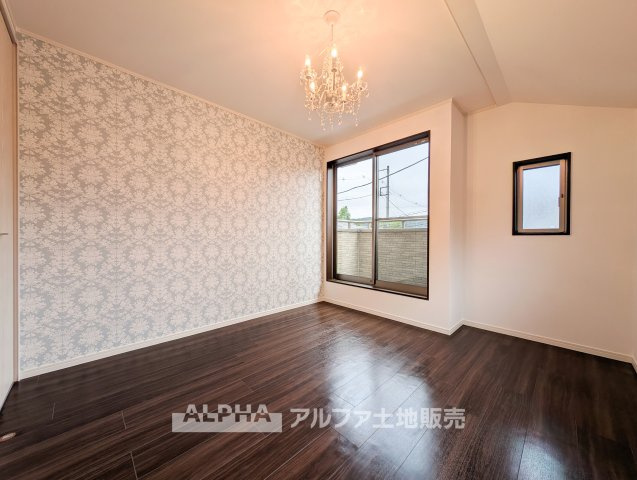 あきる野市下代継　中古戸建の洋室|【bright room】
◆明るさを感じる洋室◆やわらかな光が室内に広がり、日中も快適に過ごせる一室。プライベート空間として落ち着いた時間を過ごせます。