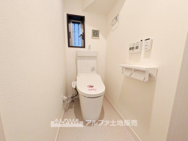 あきる野市下代継　中古戸建のトイレ|【Warm water flush toilet】
◆温水洗浄便座付きトイレ◆お掃除も楽々。快適に過ごすためには今や欠かせない設備の一つです。壁掛けリモコンで使いやすくいつでも清潔に保てます。