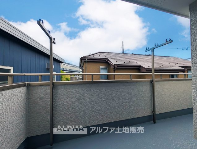 あきる野市下代継　中古戸建のバルコニー|【Balcony】◆バルコニー◆日当たりの良いバルコニーは、洗濯物がよく乾くだけでなく、外の空気を感じながらひと息つける場所。暮らしに心地よい余白をもたらします。