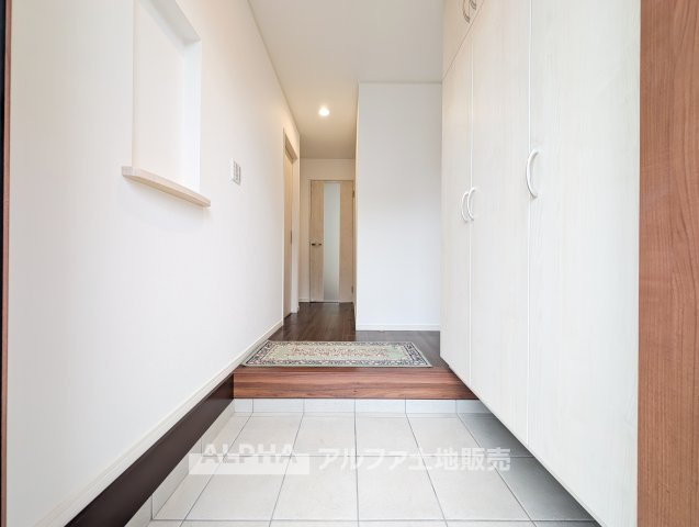 あきる野市下代継　中古戸建の玄関|【Entrance Design】
◆玄関◆出入りのたびに気持ちが整うような落ち着きある玄関空間。シンプルな構成で使いやすく、住まい全体の印象をやわらかく引き立てます。