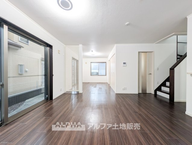 あきる野市下代継　中古戸建の居間・リビング|【Time Together】
◆日常を彩る空間◆
食事や会話、読書や映画鑑賞など、ご家族それぞれの過ごし方を受け止めるリビング。何気ない日常を心地よい時間へとつなげます。