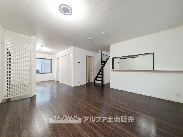 あきる野市下代継　中古戸建の居間・リビング|【Daily Living】
◆毎日に寄り添う◆
朝食を囲む時間から夜のくつろぎまで、家族それぞれの時間をやさしく包み込み、暮らしの中心となるリビングです。