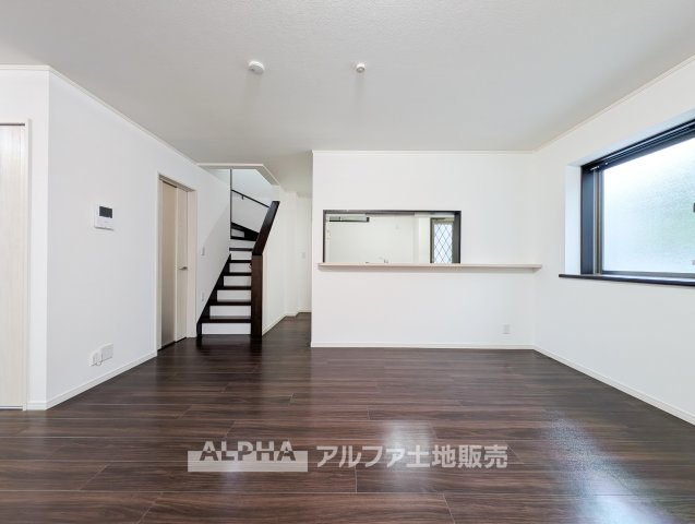 あきる野市下代継　中古戸建の居間・リビング|【Family Living】
◆家族が集うリビング◆
食事のあとも自然と会話が弾み、テレビを囲んでくつろぐ時間を楽しめるリビング。家族が顔を合わせる機会を自然と育む空間です。