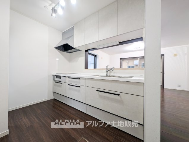 あきる野市下代継　中古戸建のキッチン|【Life without end】
◆キッチンからは家族◆の様子が見ることができ、いつでも安心して料理ができる。そして、効率よく家事を進めるために必須な食洗器が家族との大切な時間を生む。