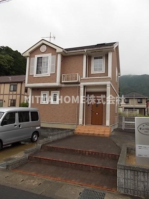 モンパレＳーⅢのエントランス|駐車場は２台駐車可能です◎